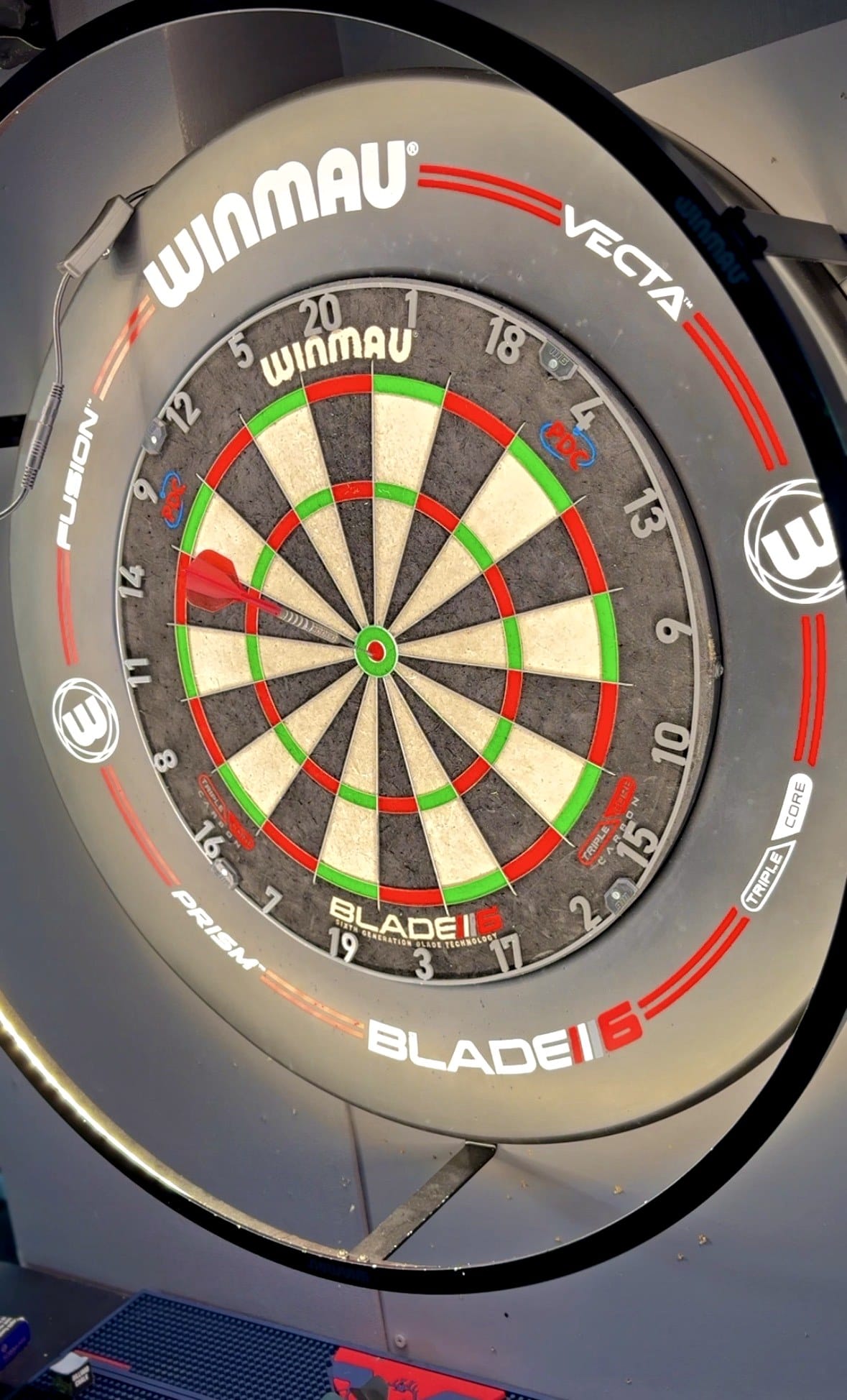 Board de darts din club, cu segmentele roșu și verde